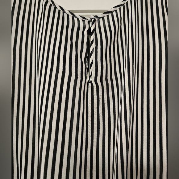 H&M - Black & White Sleeveless Lightweight Stripe Top With Keyhole Back Detail - Picture 4 of 8